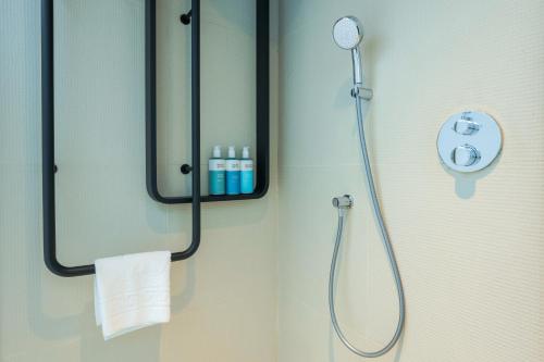 Imagen de la habitación del Novotel Istanbul Bomonti. Foto 19