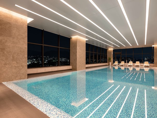 Imagen de la piscina del Novotel Suites Ambassador Seoul Yongsan - Seoul Dragon City. Foto 20