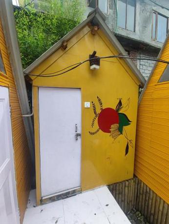 Imagen de la habitación del OYO 70151 The Hostel Glamping Pods By Workalyas. Foto 17