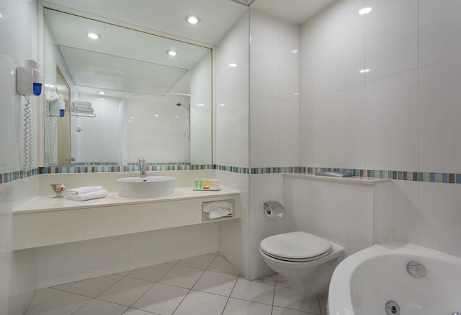 Imagen de la habitación del Oasis Spa Club Dead Sea Hotel. Foto 11