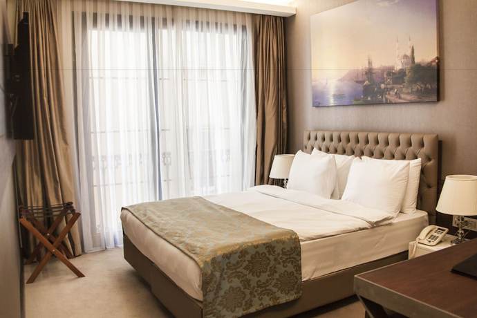 Imagen de la habitación del Old Port Hotel. Foto 4