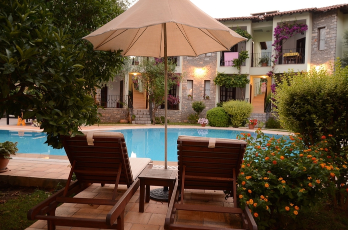 Imagen de la piscina del Olive Garden Apart Hotel. Foto 19