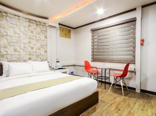 Imagen de la habitación del Opera Motel. Foto 18