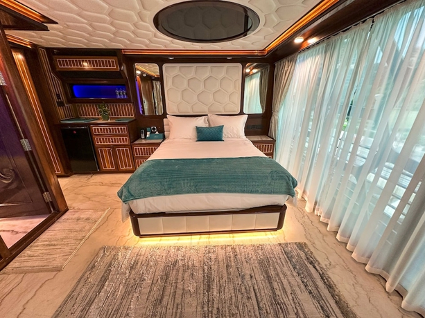 Imagen de la habitación del Orchid Overnight Superyacht. Foto 17