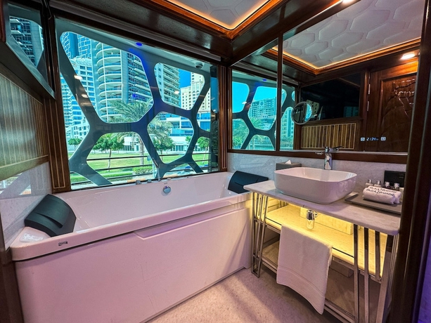 Imagen de la habitación del Orchid Overnight Superyacht. Foto 19