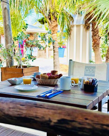 Imagen del bar/restaurante del Orient Beach Hotel. Foto 4