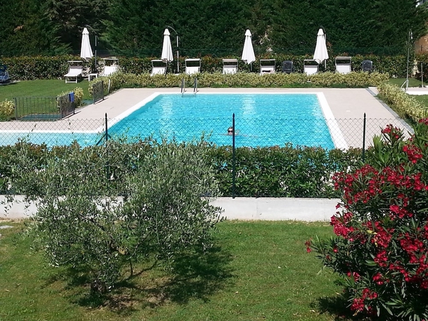 Imagen de la piscina del Ostello Victor Center. Foto 17