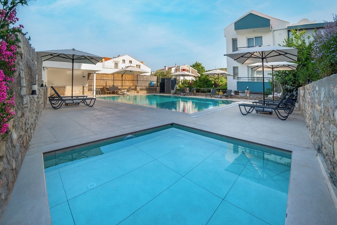 Imagen de la piscina del &Ouml;zg&uuml;m Suite. Foto 13