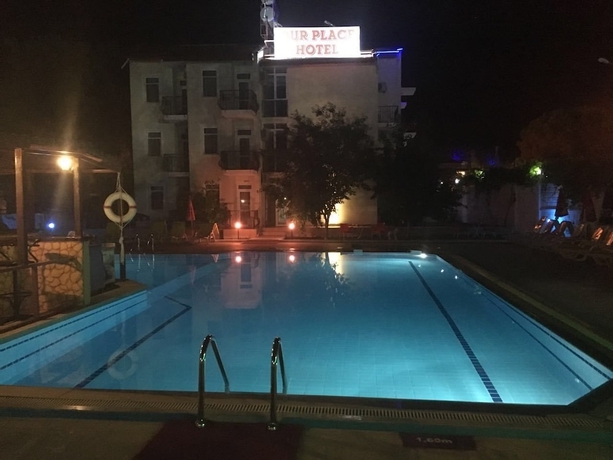 Imagen de la piscina del Our Place Hotel. Foto 12