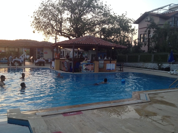 Imagen de la piscina del Our Place Hotel. Foto 15