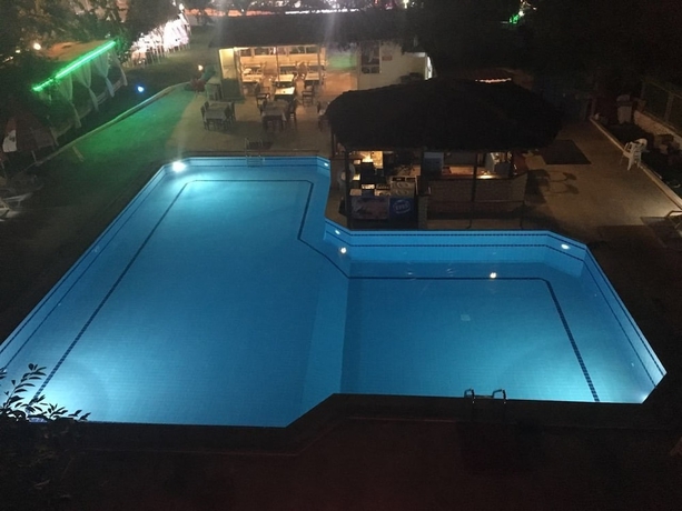 Imagen de la piscina del Our Place Hotel. Foto 16