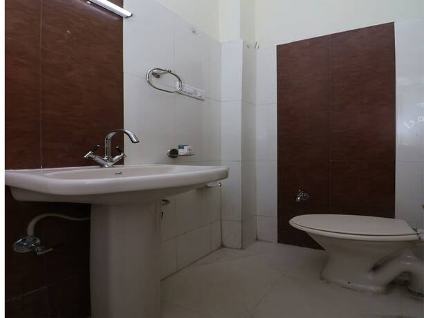 Imagen de la habitación del Oyo 9847 Hotel Blue Empire. Foto 23