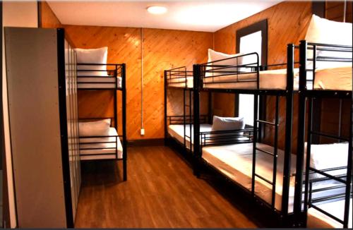 Imagen general del PARTY HOSTEL - The Canmore Hotel Hostel. Foto 2