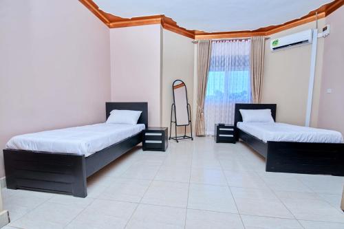 Imagen de la habitación del PB & J Christian Guest House Entebbe. Foto 17