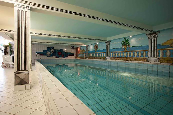 Imagen de la piscina del PP Hotel Grefrather Hof. Foto 20