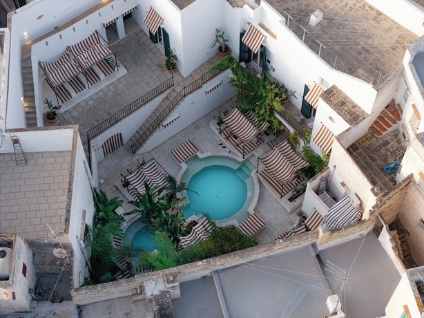Imagen de la piscina del Palazzo Flora. Foto 16