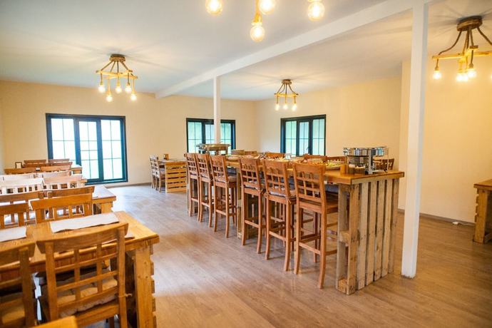 Imagen del bar/restaurante del Pallet Glamp NG and But K Otel. Foto 5