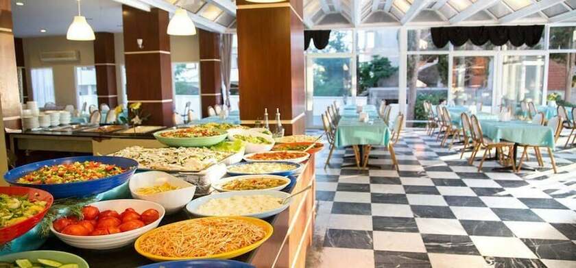 Imagen del bar/restaurante del Palmira Hotel Kuşadası. Foto 9
