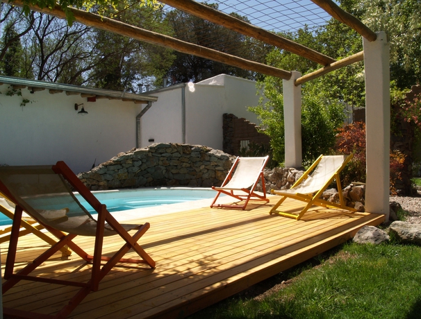 Imagen de la piscina del Parador Del Angel. Foto 16