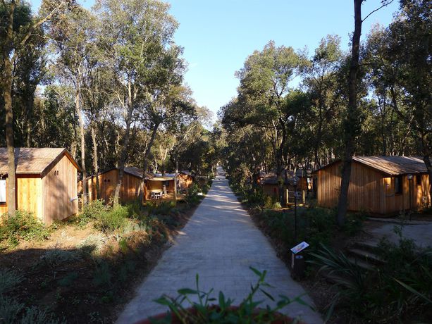 Imagen de los exteriores del Paradù Ecovillage and Resort. Foto 3