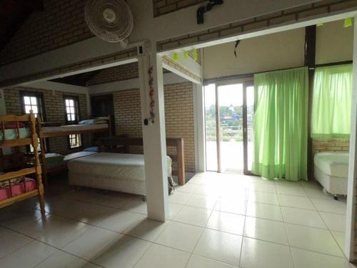 Imagen de la habitación del Para&iacute;so Hostel Praia do Rosa. Foto 15