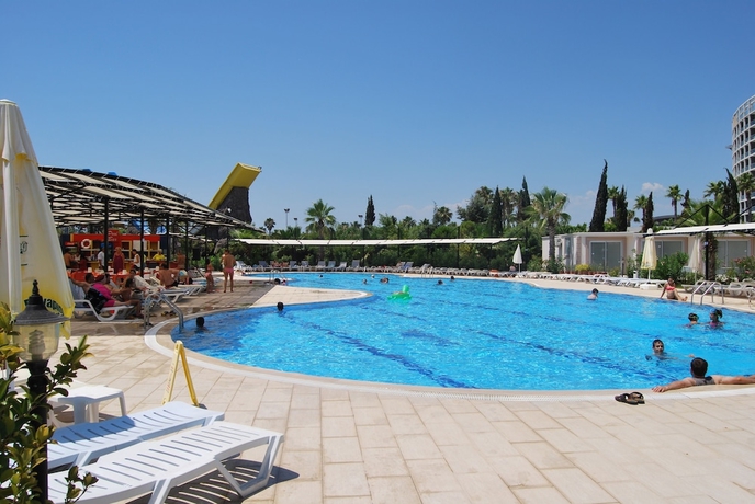 Imagen de la piscina del Park Aqua. Foto 19