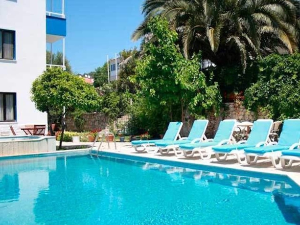 Imagen de la piscina del Parla Apart Otel. Foto 19