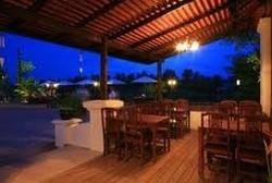 Imagen del bar/restaurante del Parn Dhevi Riverside Resort And Spa. Foto 2