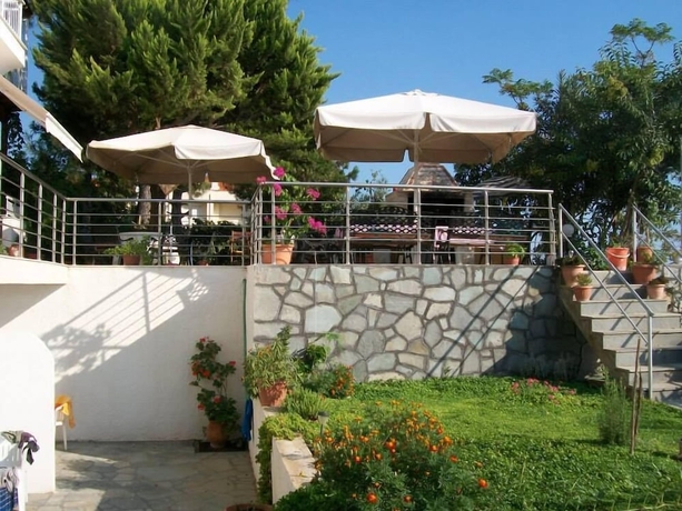 Imagen de los exteriores del Paschalia Sea View Studios. Foto 16