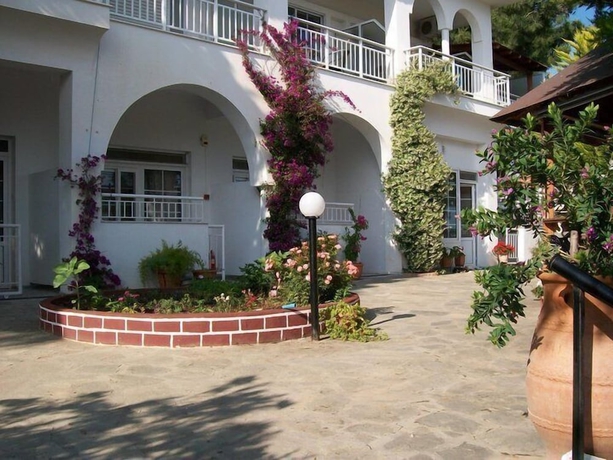 Imagen de los exteriores del Paschalia Sea View Studios. Foto 17