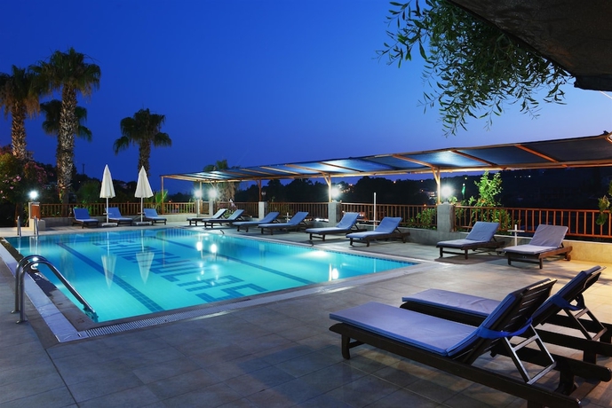 Imagen de la piscina del Patara Delfin Hotel. Foto 13