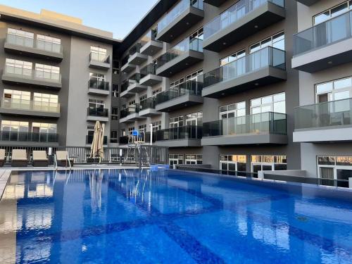 Imagen de la piscina del Penrose Place Dubai JVC. Foto 5