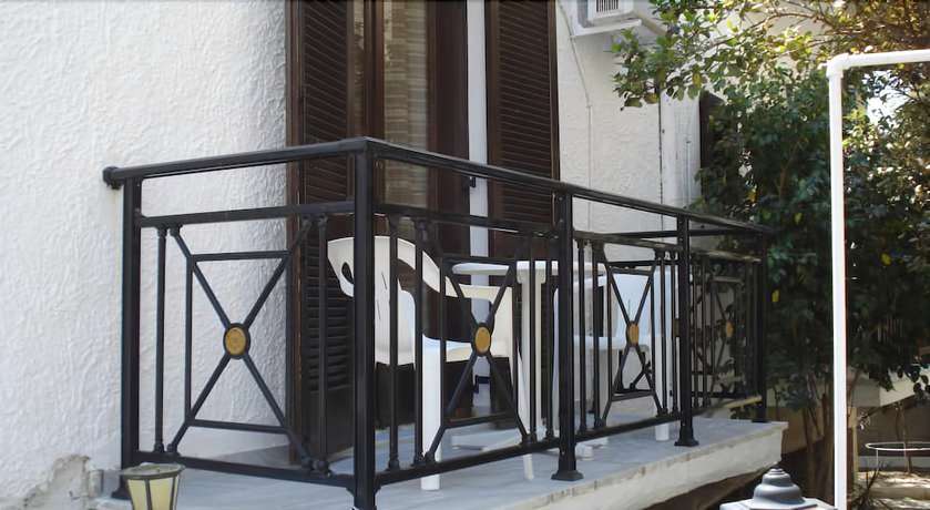 Imagen de los exteriores del Pension Lagoudera. Foto 13