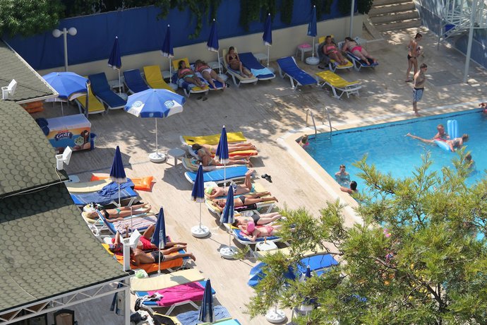 Imagen de la piscina del Perle Apart Hotel. Foto 20