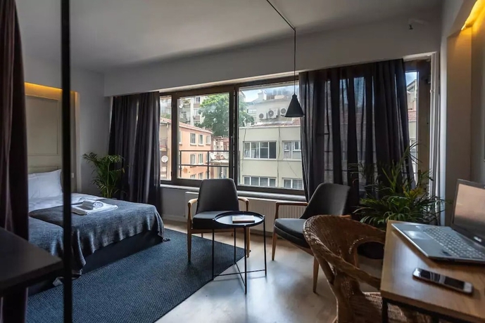 Imagen de la habitación del Pesa Suites. Foto 13