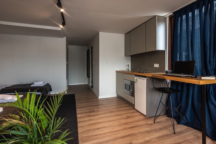 Imagen de la habitación del Pesa Suites. Foto 14