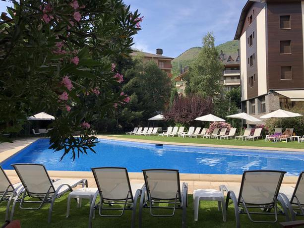 Imagen de la piscina del Pessets Hotel & Apartamentos. Foto 28