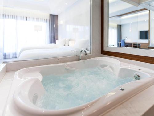 Imagen de la habitación del Pinegrove Hotel. Foto 7