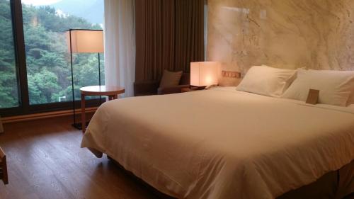 Imagen de la habitación del Pinegrove Hotel. Foto 9