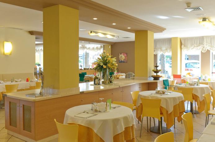 Imagen del bar/restaurante del Pinetina Mare Baby Family. Foto 4