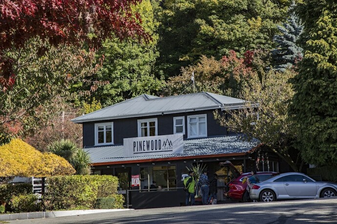 Imagen general del Pinewood Lodge And Apartments. Foto 4