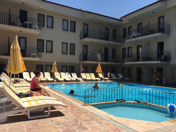 Imagen de la piscina del Poppy Apart Hotel. Foto 16