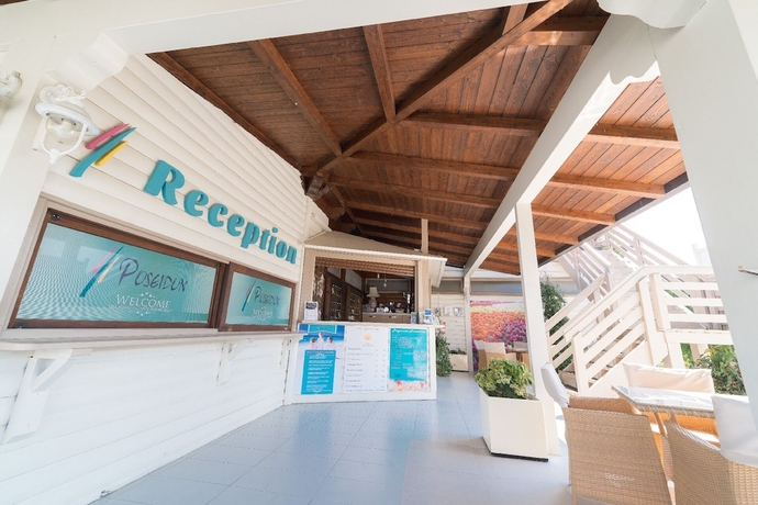 Imagen de los interiores del Poseidon Beach Village Resort. Foto 16