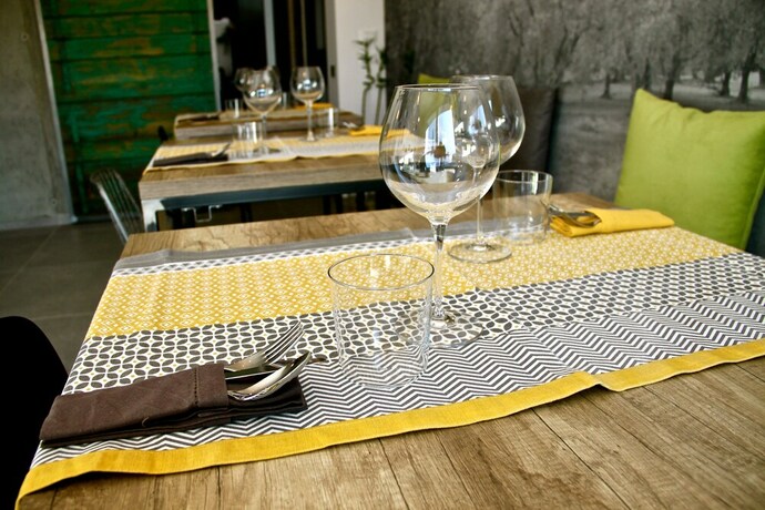 Imagen del bar/restaurante del Pove 2.4 Hotel. Foto 4