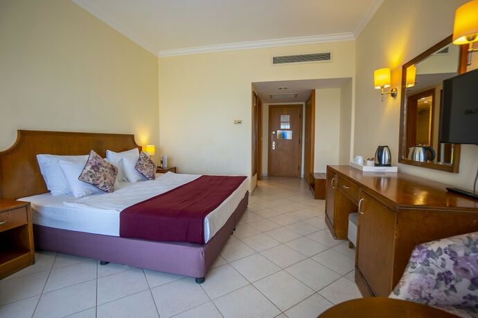 Imagen de la habitación del Presa Di Finica Hotelandsuites. Foto 16