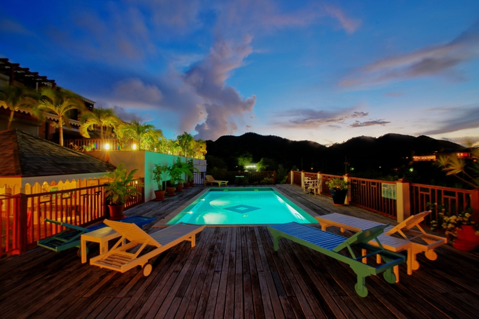 Imagen de la piscina del Privilege Resort. Foto 15