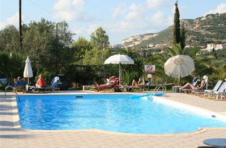 Imagen de la piscina del Pythos Studios & Apartments. Foto 5