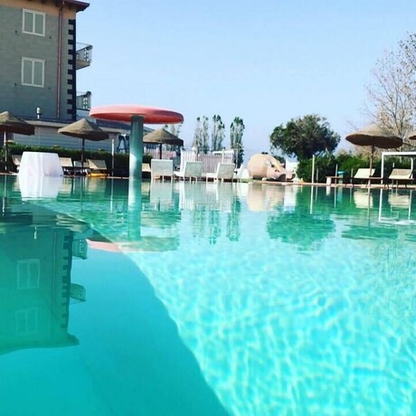 Imagen de la piscina del Quadrifoglio Village. Foto 39