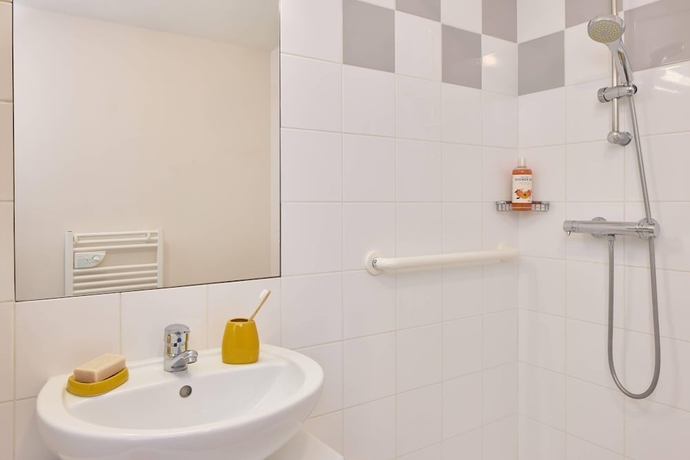 Imagen de la habitación del Quality Aparthotel Portes de Rennes. Foto 5