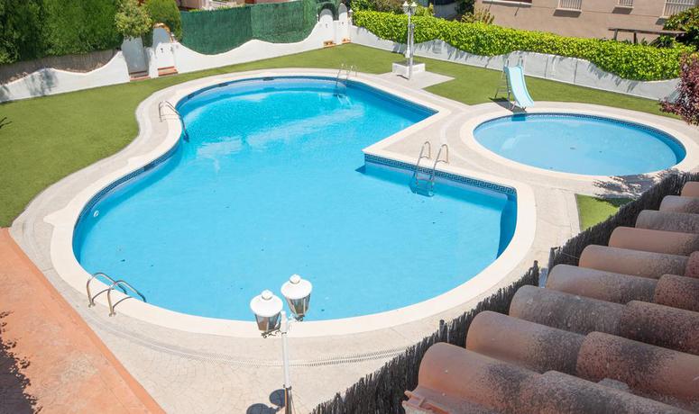 Imagen de la piscina del R22 Calafell Resort. Foto 11